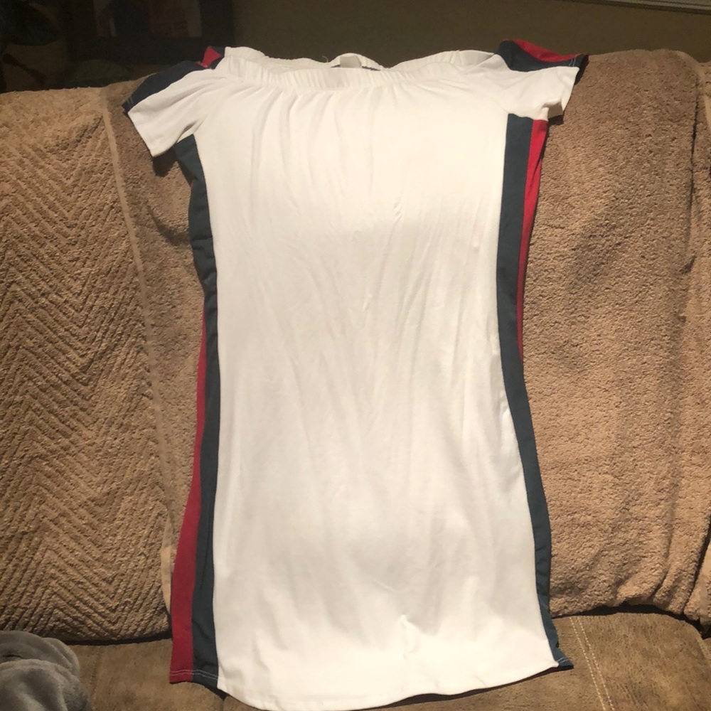 Dress/fits like a Medium however